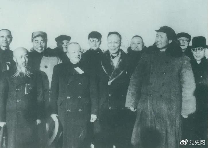 1949年3月,各界人士代表在北京西苑机场同毛泽东、朱德等留影。