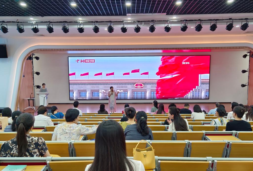 党员大会现场，党员教师开展讨论