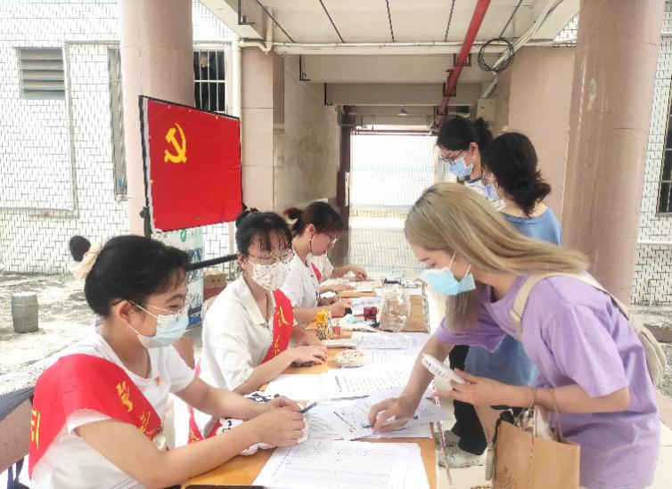 图片包含 人, 女人, 桌子, 人们描述已自动生成