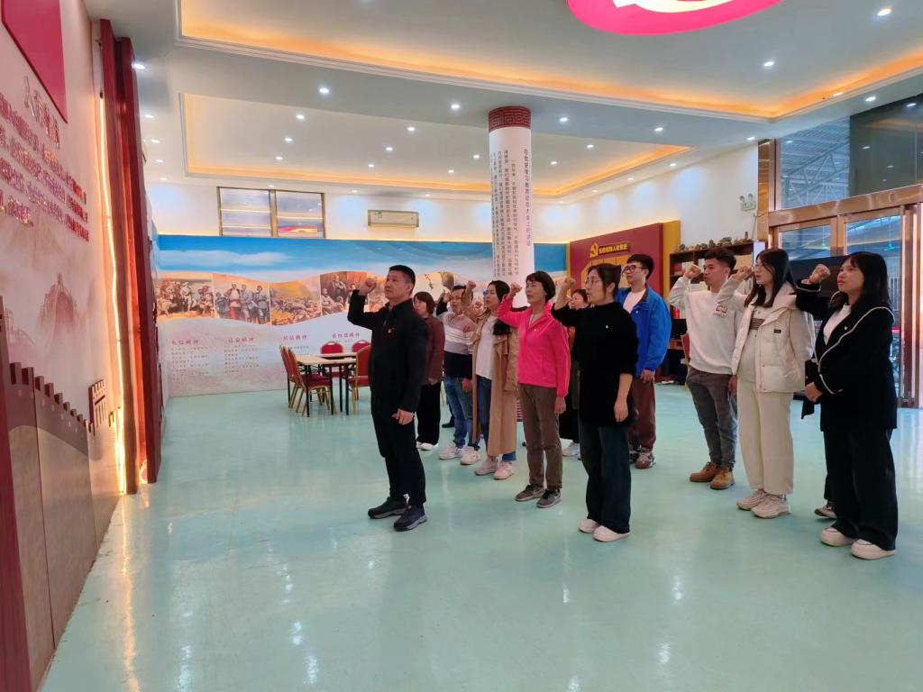 图:重温入党誓词