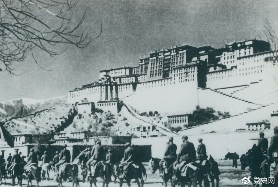 1951年10月26日,人民解放军进藏部队进驻拉萨。