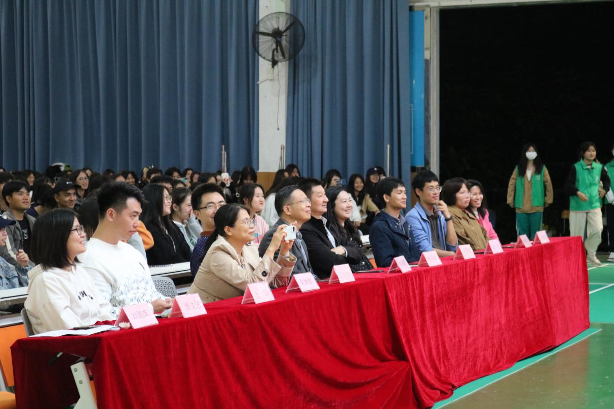 图：花都校区活动现场-师生认真聆听