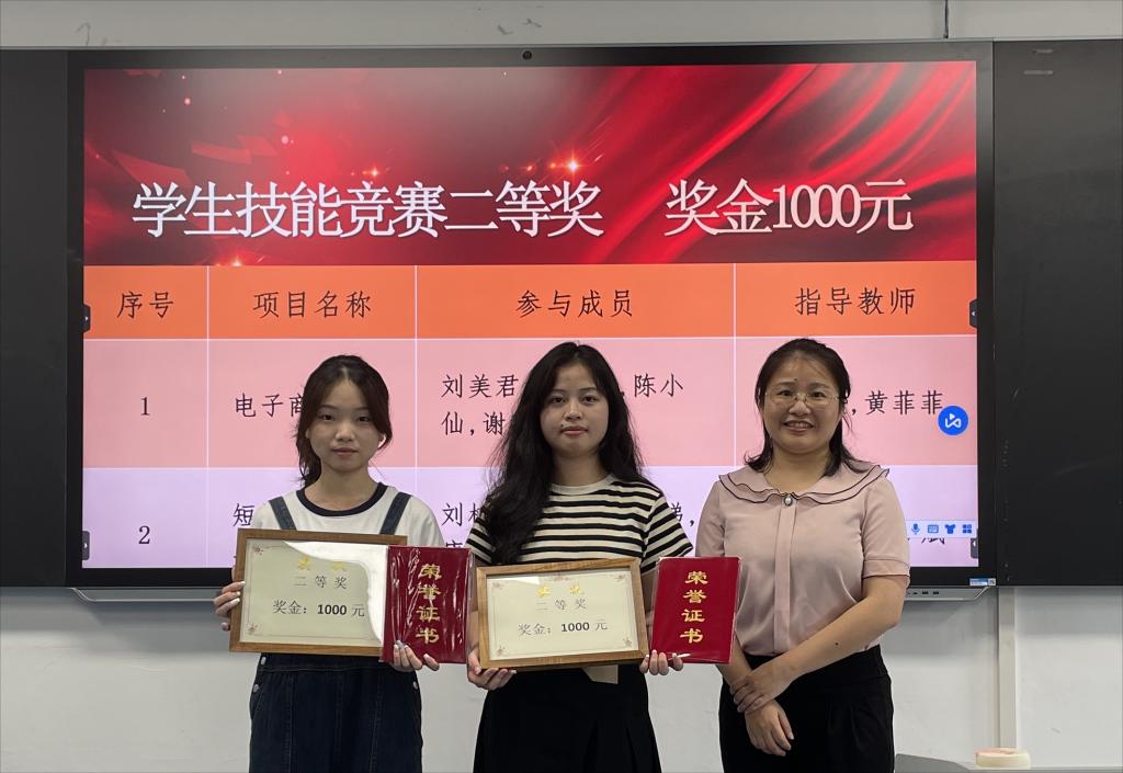 图：向获奖学生颁发奖状