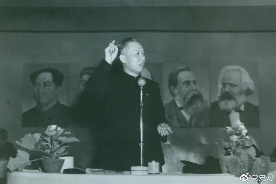 1951年3月28日,刘少奇在第一次全国组织工作会议上作报告。