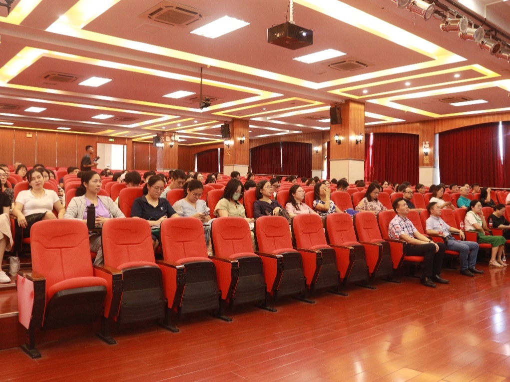 说明: D:\陈力成工作文件\外语外贸学院\2024年\0903外语外贸学院秋季学期大会\2024.9.3\IMG_7772.JPG