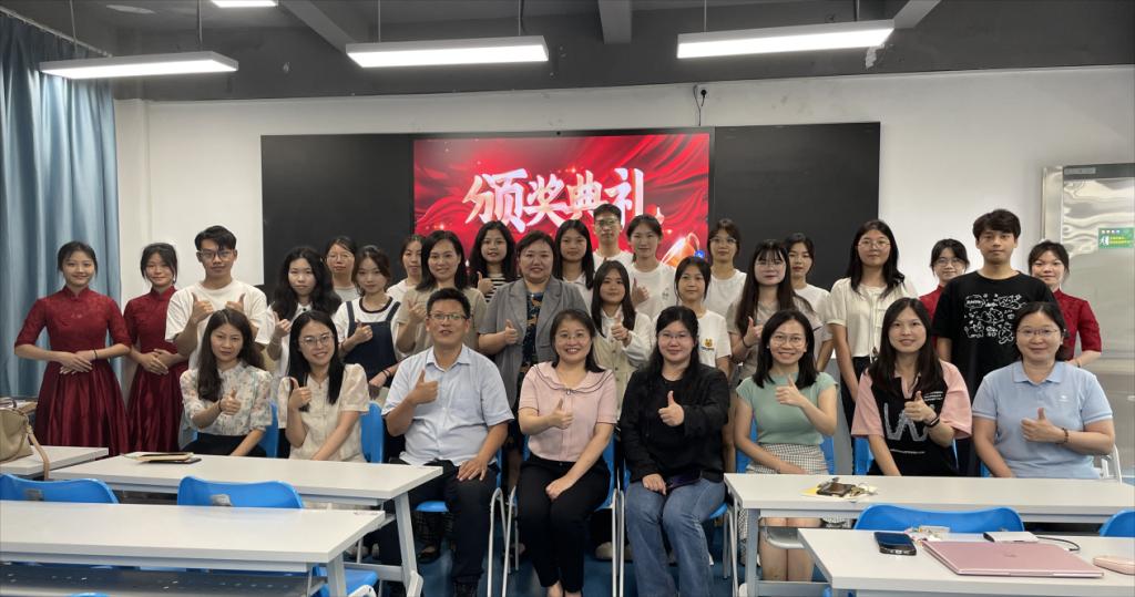 图：全体师生合影