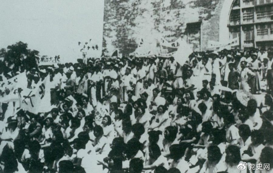 1936年6月13日,北平学生与市民在鼓楼前举行声势浩大的抗日集会。