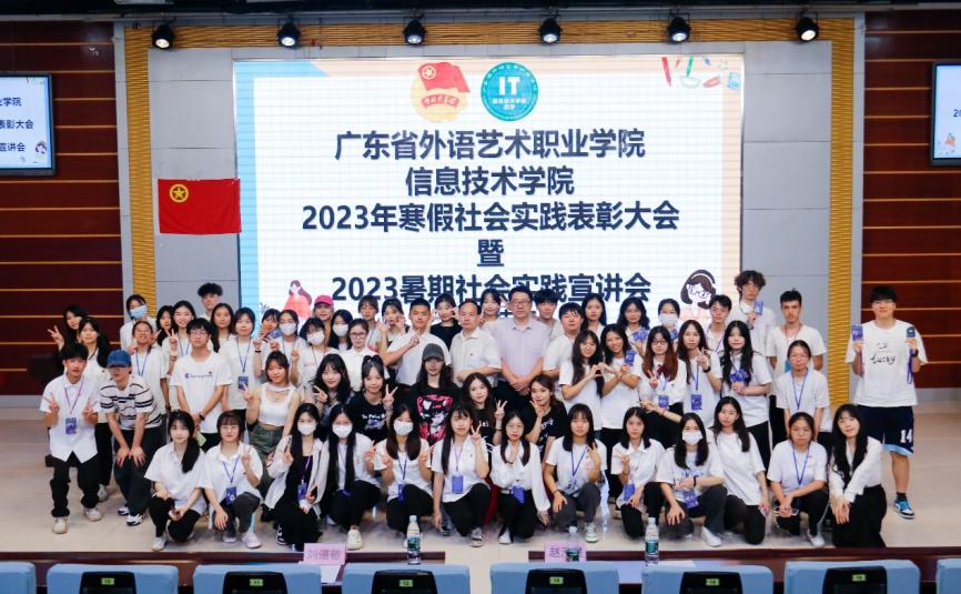 一群人在台上演讲描述已自动生成