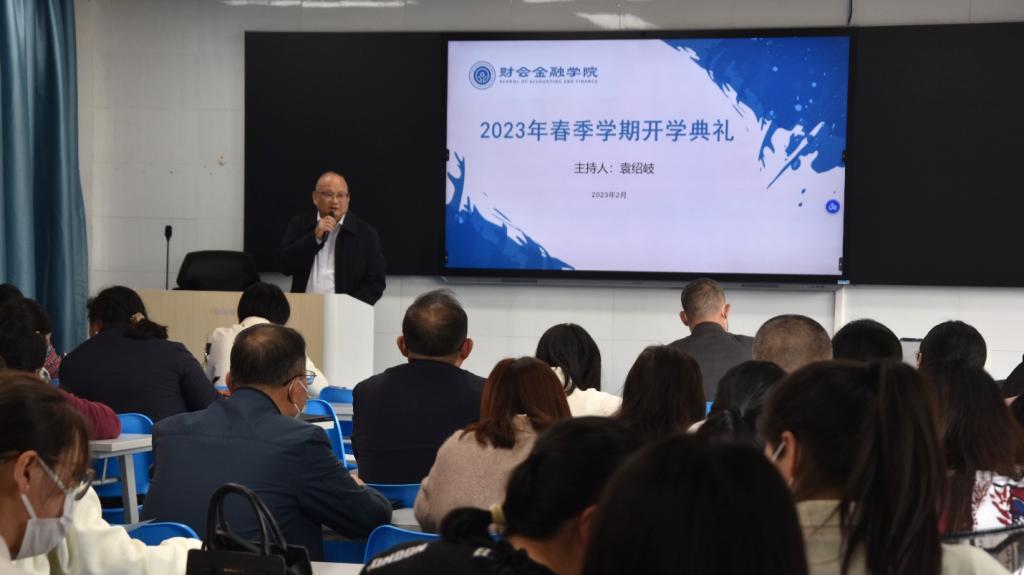 A person giving a presentation to a group of people Description automatically generated with medium confidence