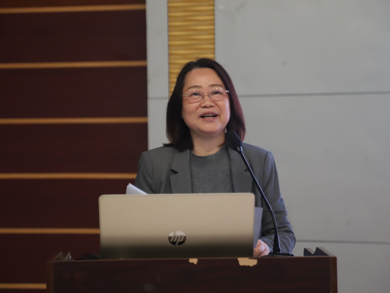 女人站在镜子前中度可信度描述已自动生成