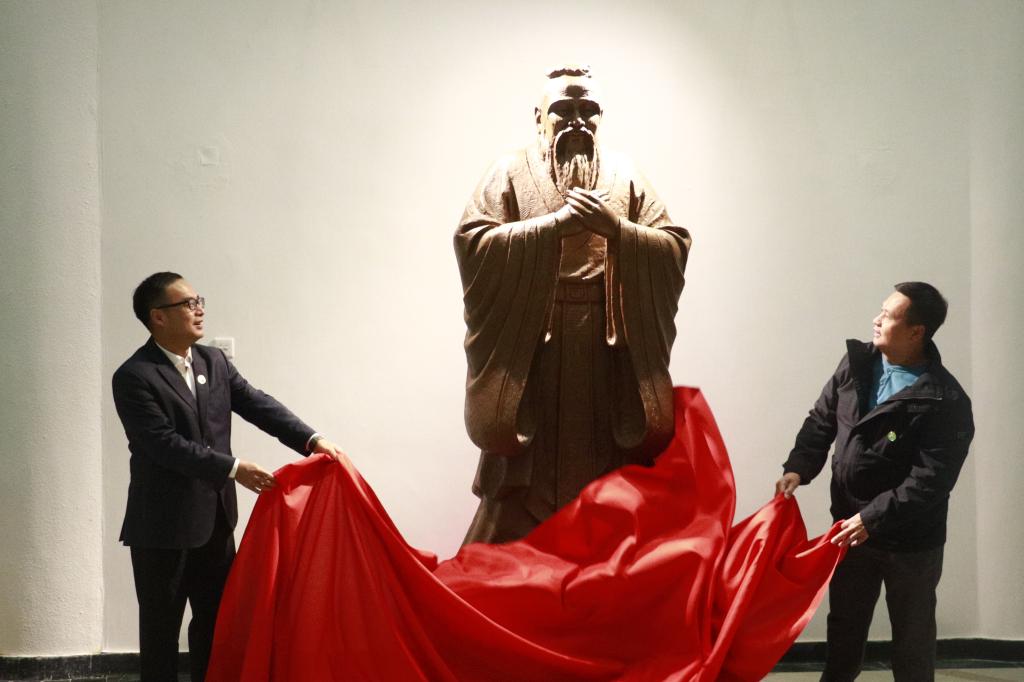 马栩生和郑宜波一起为孔子像揭幕