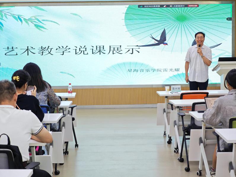 图：专家作专题培训