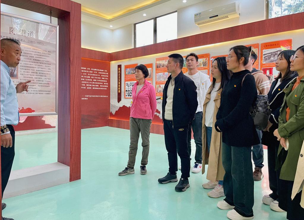 图：参观马头山党建基地