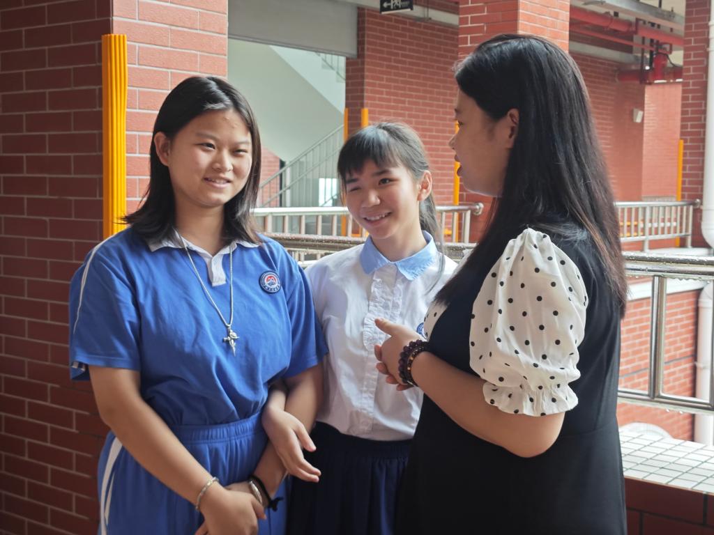 图：志愿队代表与受访学生合影