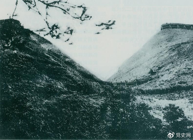 井冈山黄洋界哨口。1928年8月30日,红军以不足一个营的兵力,在这里击退湘赣敌军的进攻,取得黄洋界保卫战的胜利。至11月,红军又打破了两省敌军对井冈山根据地的第二次“会剿”。