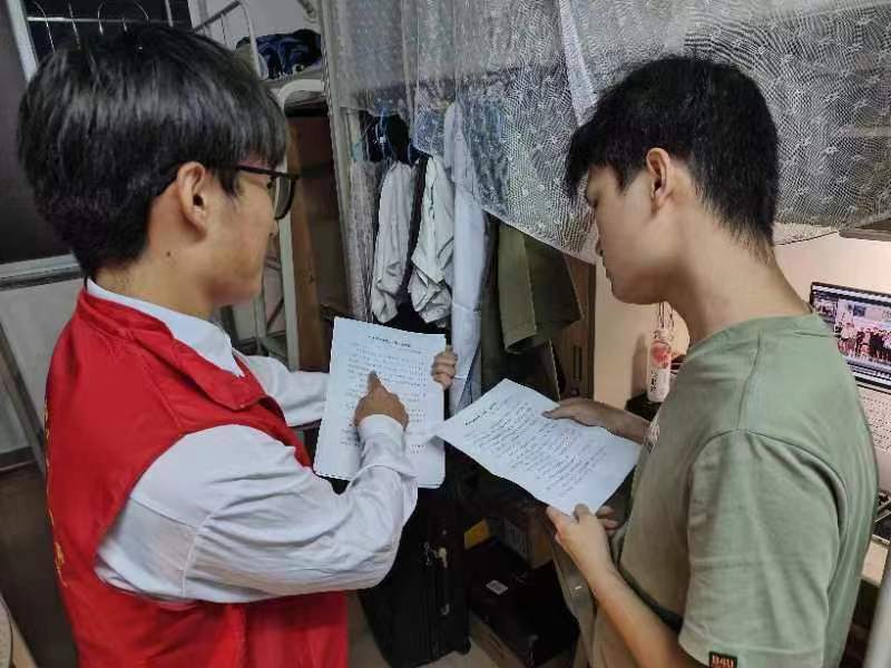图:入党积极分子到宿舍派发禁烟倡议书