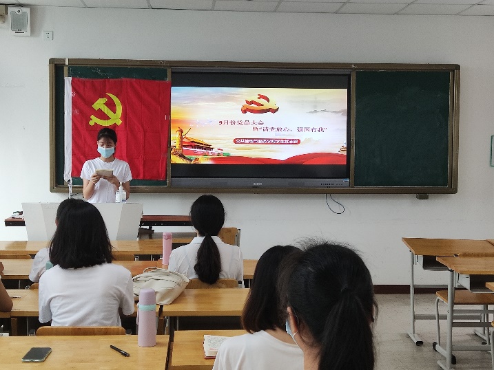 图片包含 人, 室内, 桌子, 前描述已自动生成