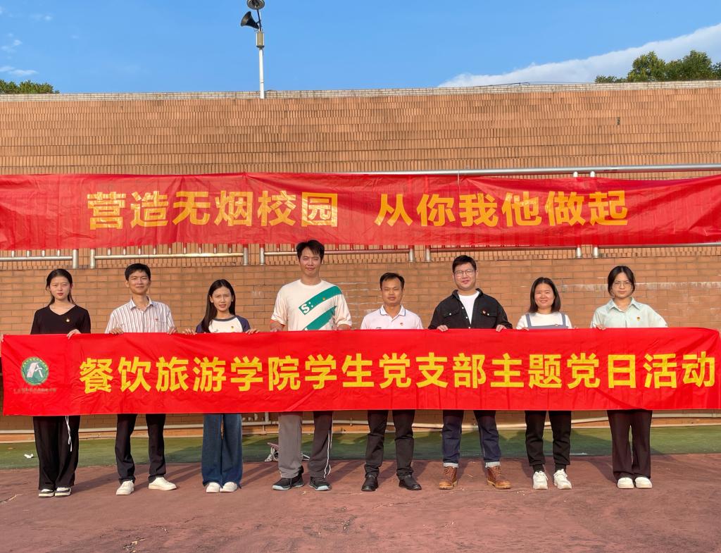图:学生党支部活动合影