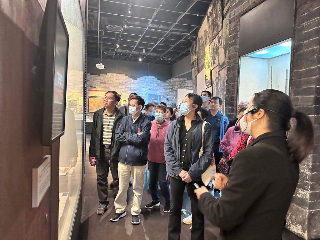 老同志们参观辛亥革命纪念馆