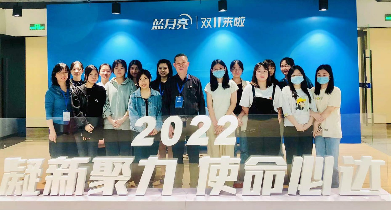 一群人站在台上中度可信度描述已自动生成