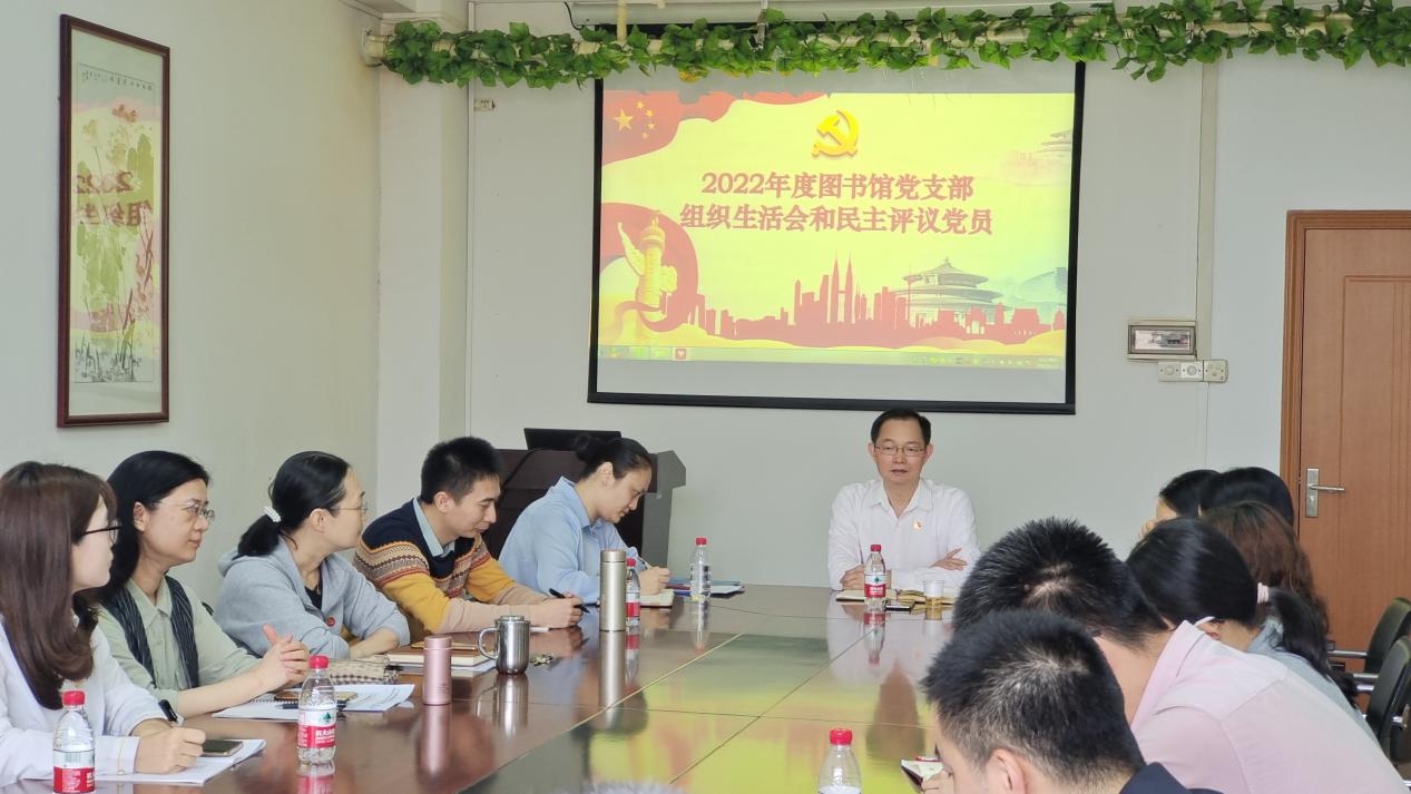 图：余世明出席会议并发言