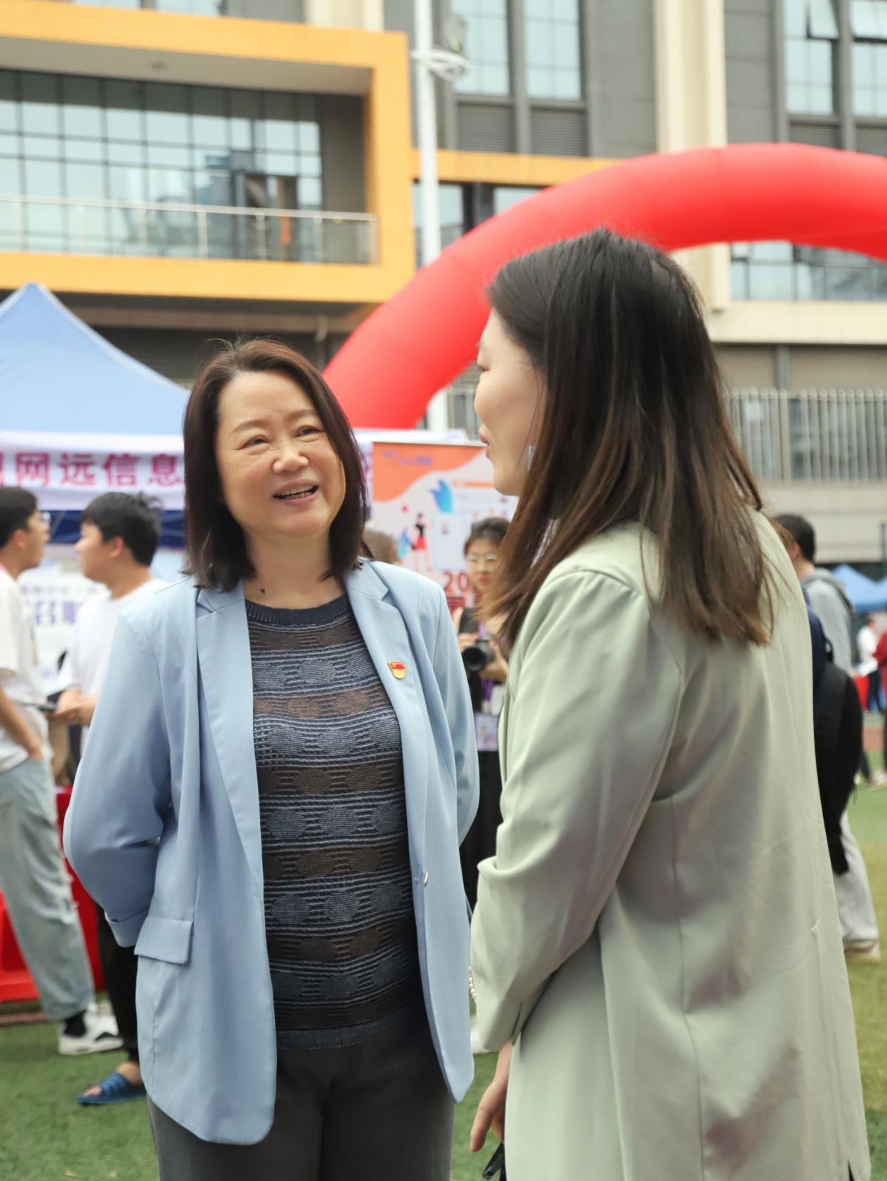 卢书记检查招聘会现场