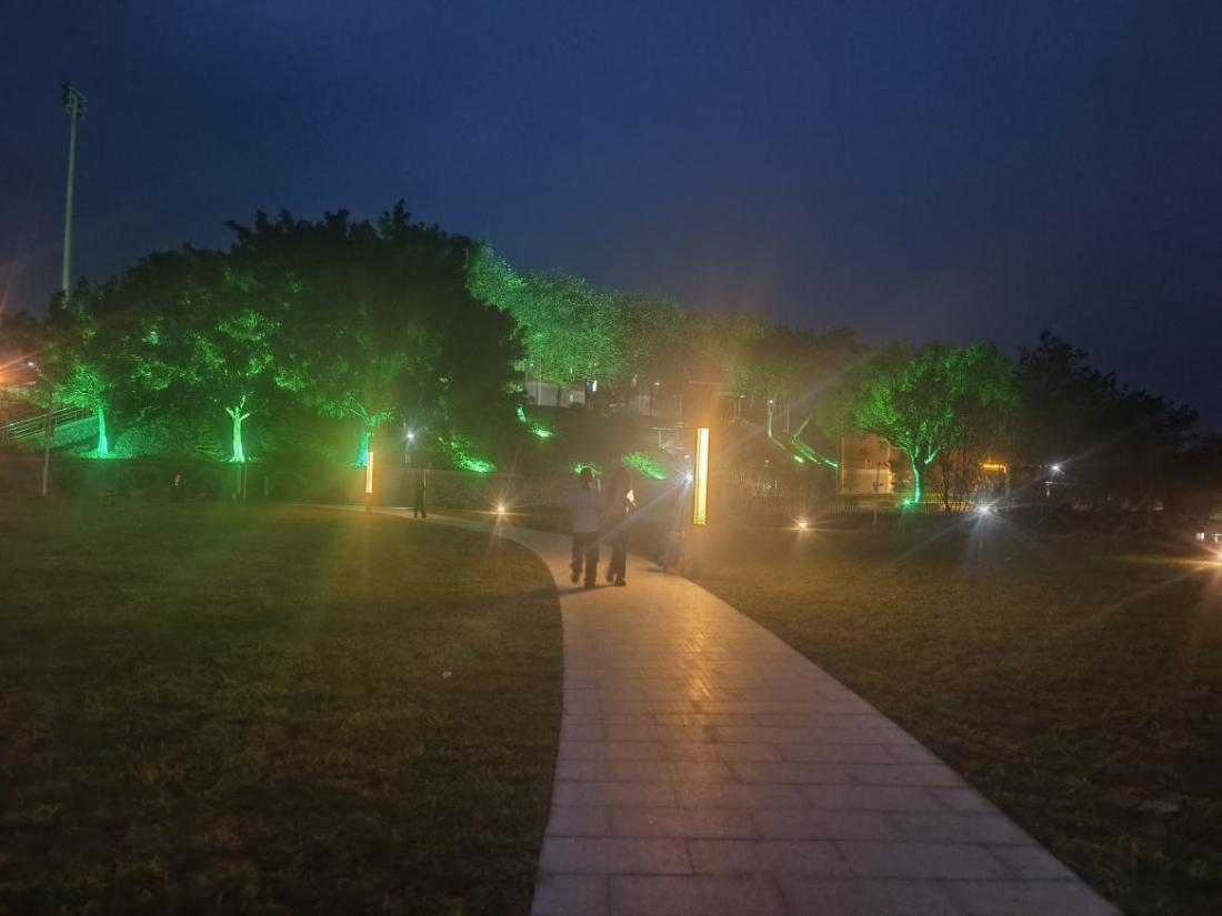 图：改造后的花都校区校门广场灯光夜景2