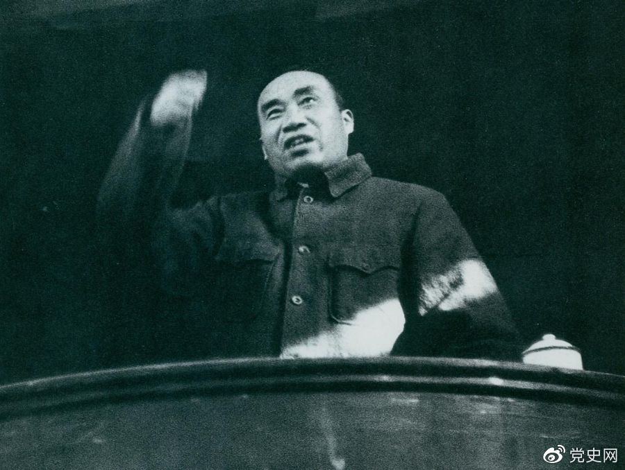 1943年11月,朱德在陕甘宁边区劳动英雄及模范工作者代表大会上讲话。