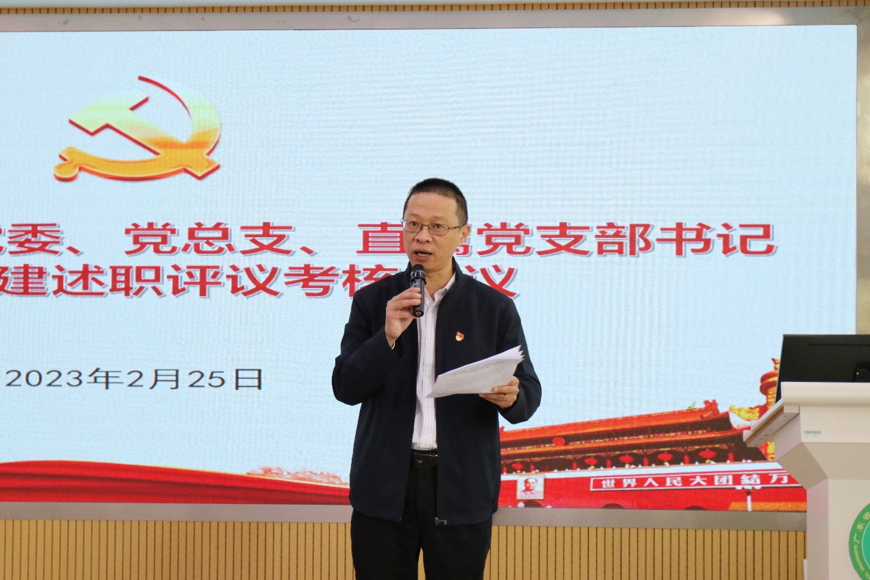 穿着西装笔挺的男子与图片配字描述已自动生成