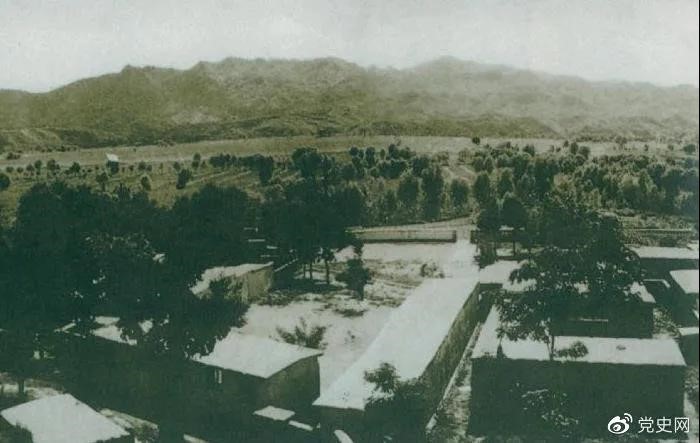 1948年5月,中共中央和人民解放军总部由陕北迁到河北平山县西柏坡。图为中央领导人办公处所俯瞰。