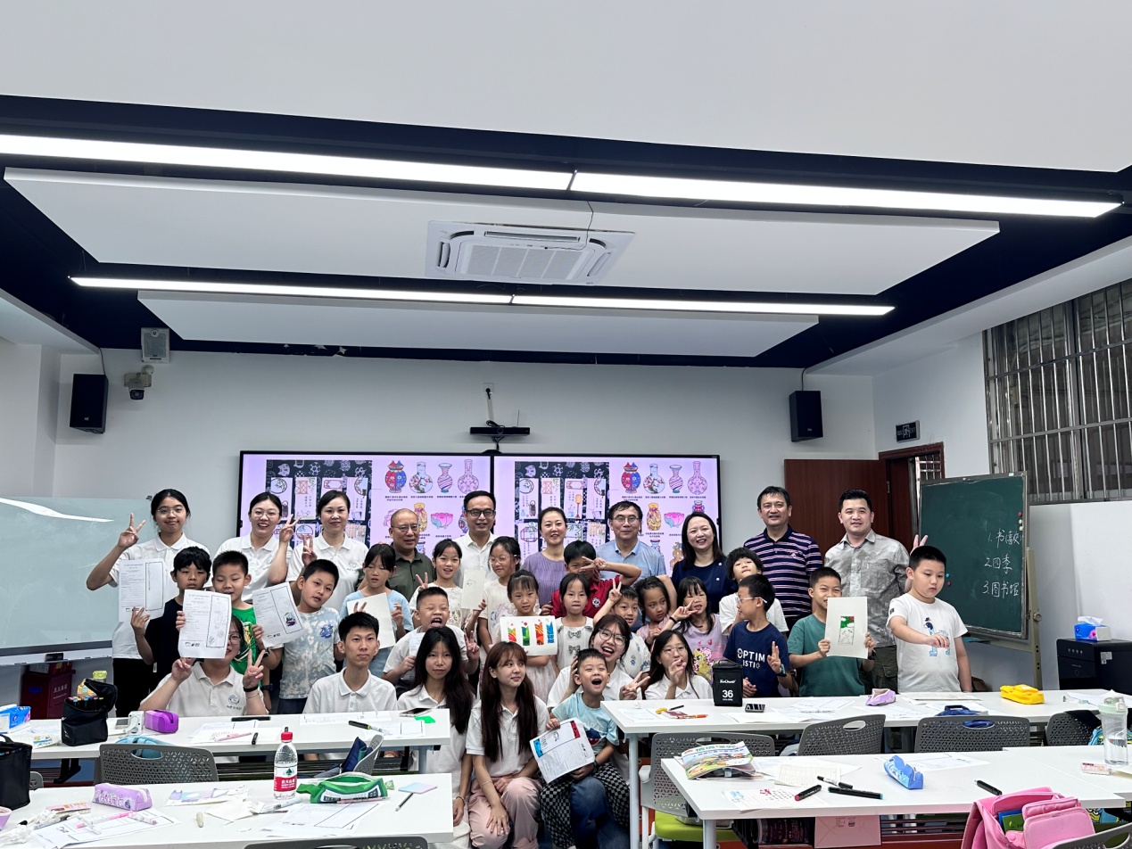 学校领导与小学托管班师生合影.jpg