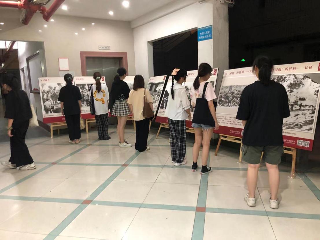 红色图片展2