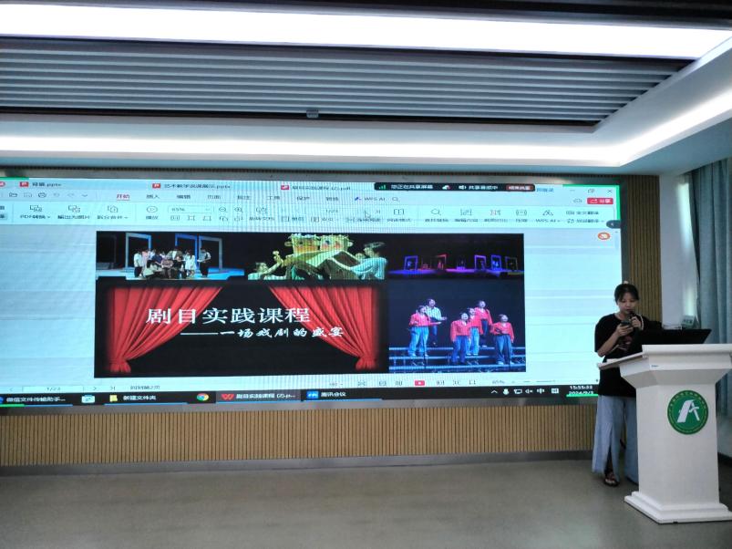 图：参赛教师现场展示作品