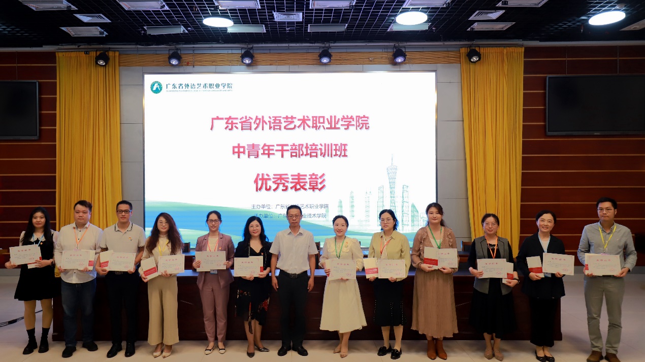 一群人站在台上中度可信度描述已自动生成 一群人站在台上中度可信度描述已自动生成